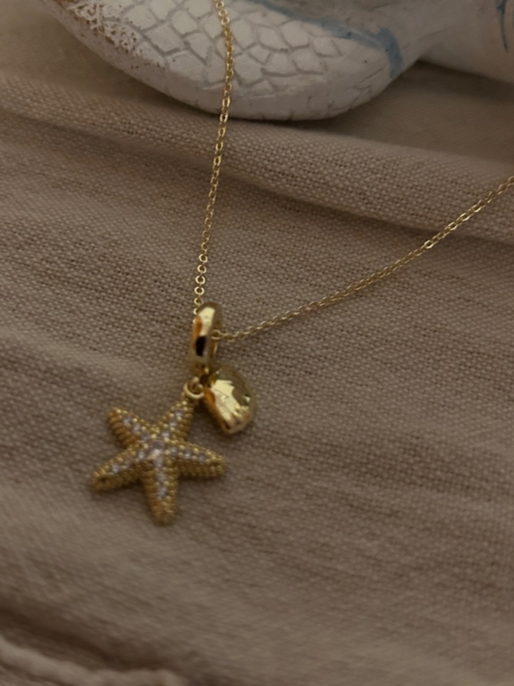 Gold Starfish & Shell Pendant Necklace NEW - Picture 2 of 4